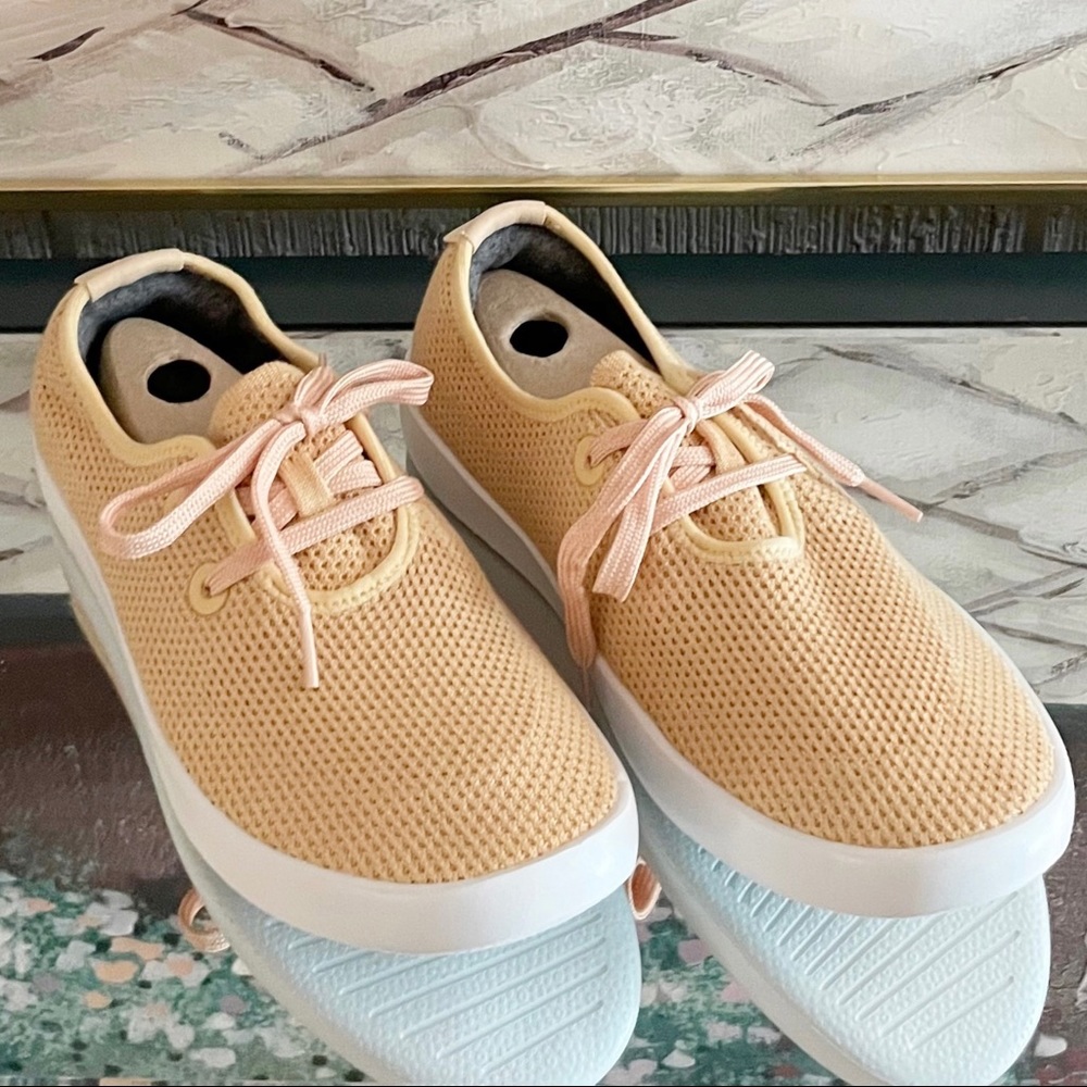 ALLBIRDS LIMITED EDITION: Lux Beige (Blizzard Sole) Tree Skippers - Picture 10 of 13